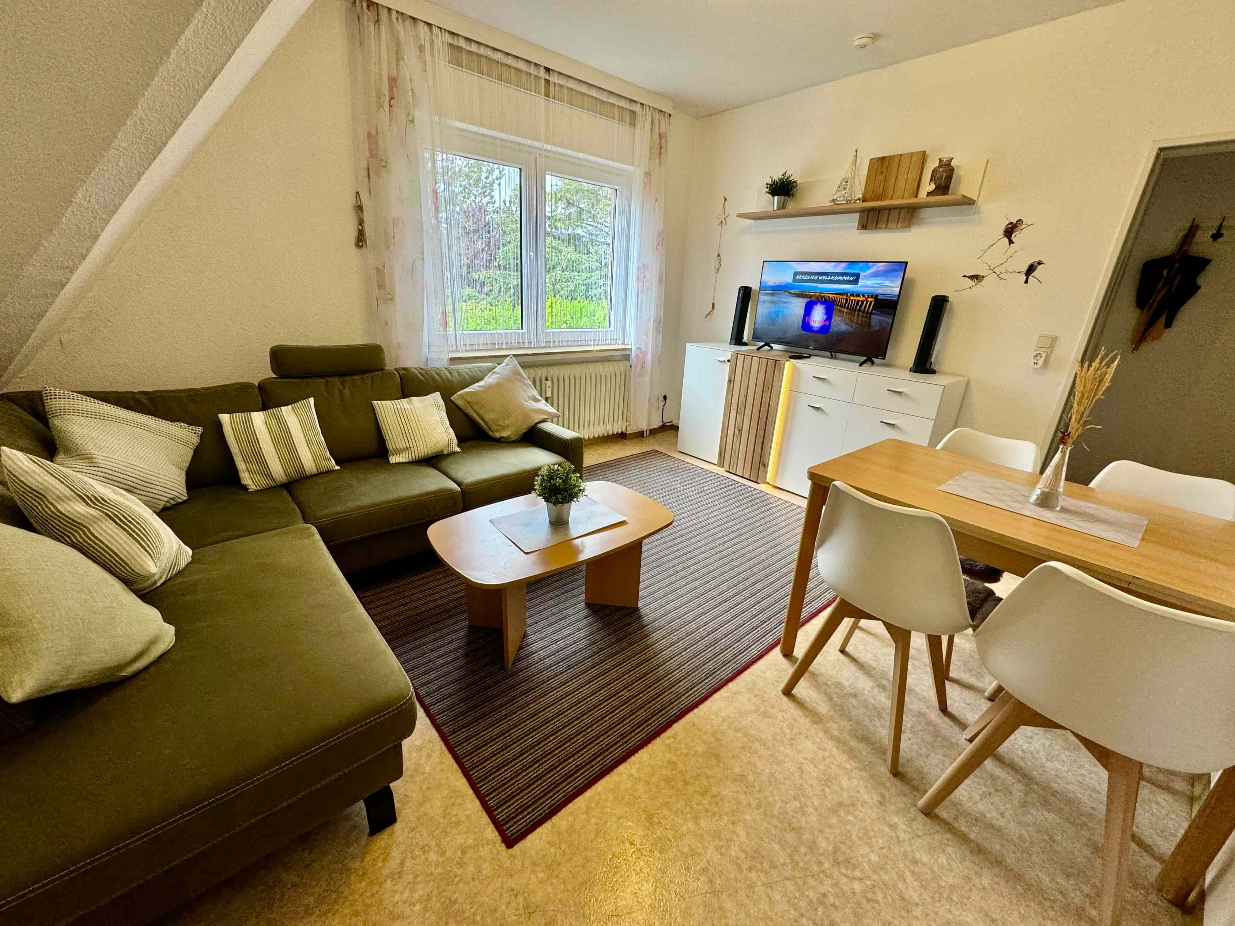 Gemütliches Wohnzimmer mit TV