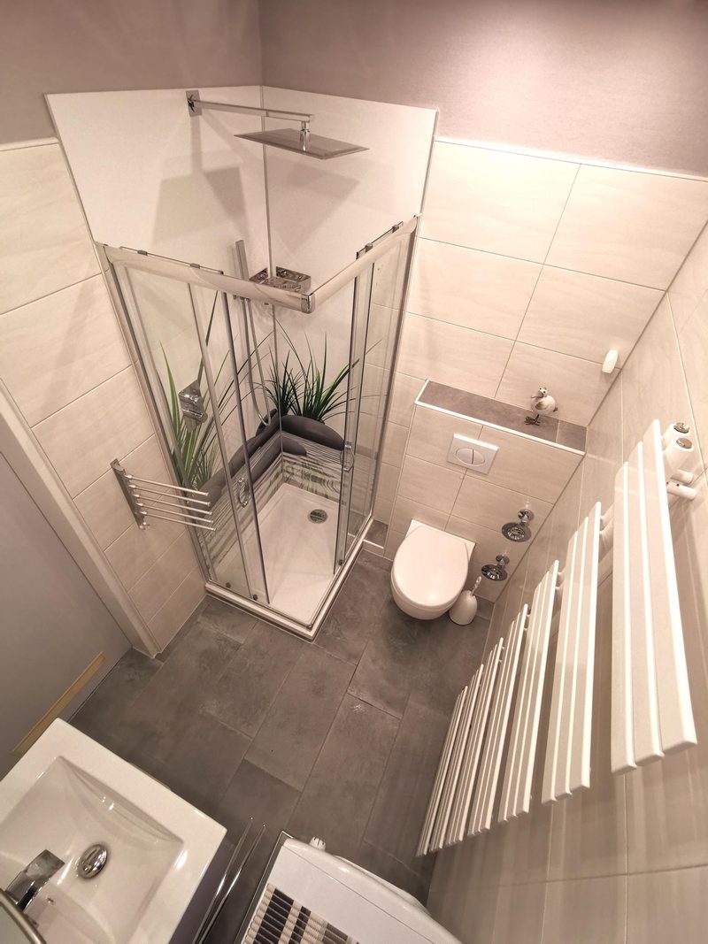 Bad mit Dusche und WC