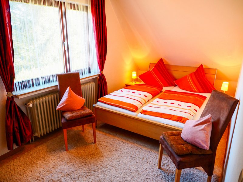 Schlafzimmer mit Doppelbett