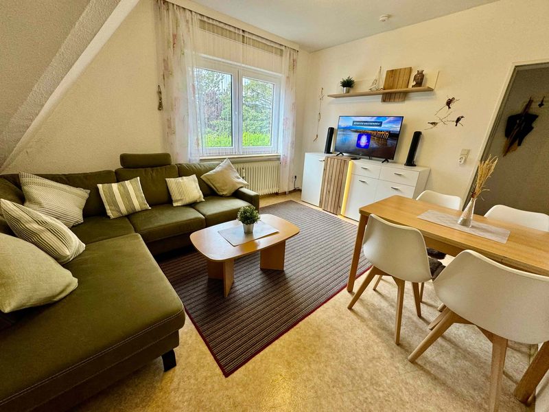 Gemütliches Wohnzimmer mit TV